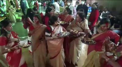 शिमला के कालीबाड़ी मन्दिर में धूमधाम से मनाया गया दुर्गापूजा, महिलाओं ने खेली सिंदूर की होली