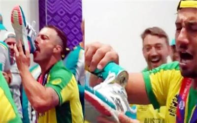ऑस्ट्रेलियाई टीम के खिलाड़ी जीत के जश्न में इस कदर डूबे कि पावं से जूते खोले, बीयर डाली और पी गए, देखें वायरल वीडियो