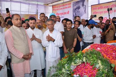 पंडित सुख राम का पूरे राजकीय सम्मान के साथ अंतिम संस्कार