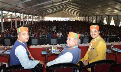 मुख्यमंत्री ने सोलन पुलिस मैदान में शिमला संसदीय क्षेत्र के त्रिदेव सम्मेलन को संबोधित किया
