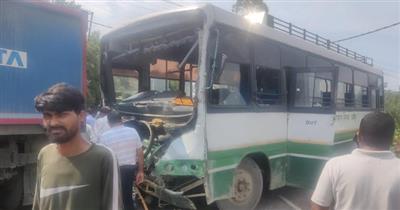 बिलासपुर में एचआरटीसी बस व टिप्पर के बीच जोरदार टक्कर, 16 लोग घायल, पढ़े पूरी खबर.